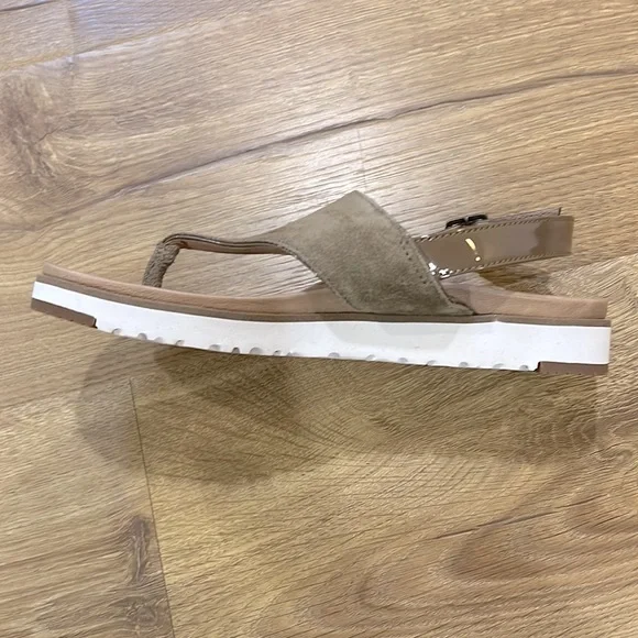 New unworn Ugg Sandals - Picture 2 of 5